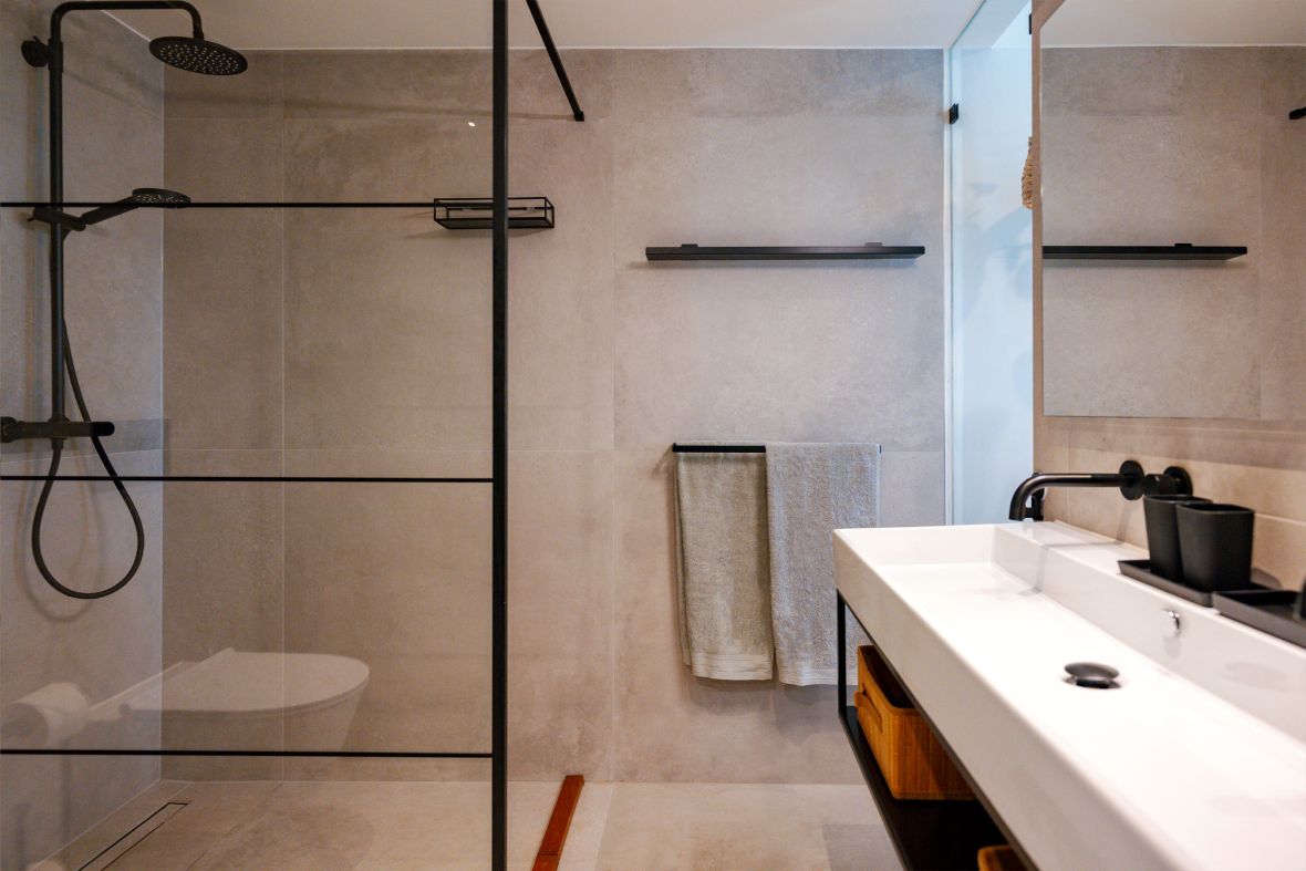 Modern bathroom ensuite, rainshower and toilet
