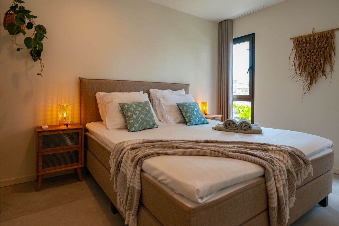 Very spacious bedroom,